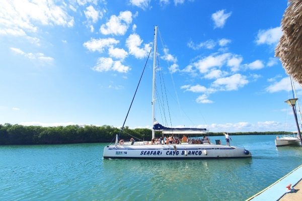 chuyen-du-thuyen-tham-vinh-varadero