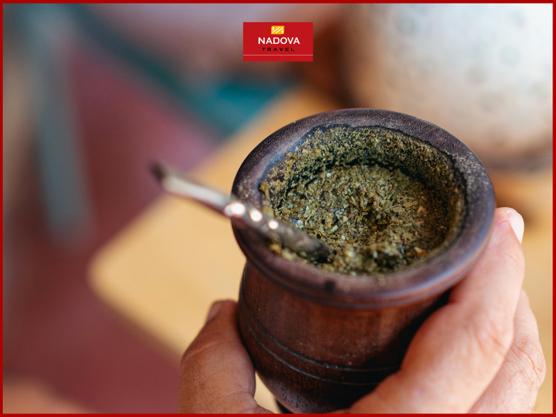 Việc cùng nhau uống mate giống như một cách “kết nối” – tạo không gian để trò chuyện, tâm sự và gắn bó.