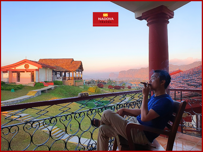 Xì gà Cuba thường được hút cùng với rượu rum Havana Club hoặc cà phê Cuba đậm đặc và một bản nhạc bolero hay jazz nhẹ nhàng trong quán cổ ở phố cổ Havana.