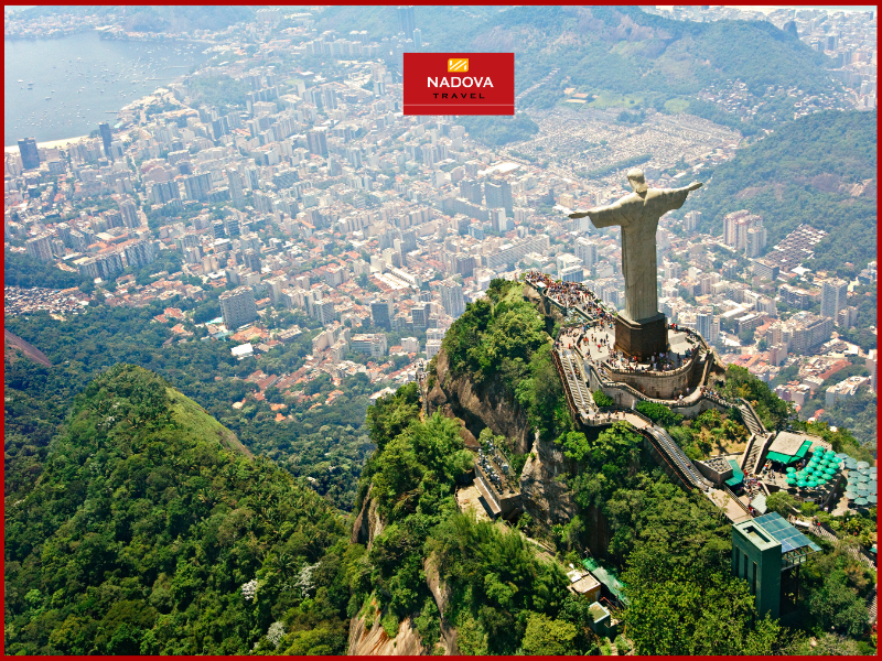 Tượng Chúa Cứu Thế (Christ the Redeemer) - biểu tượng nổi tiếng nhất của thành phố Rio de Janeiro.