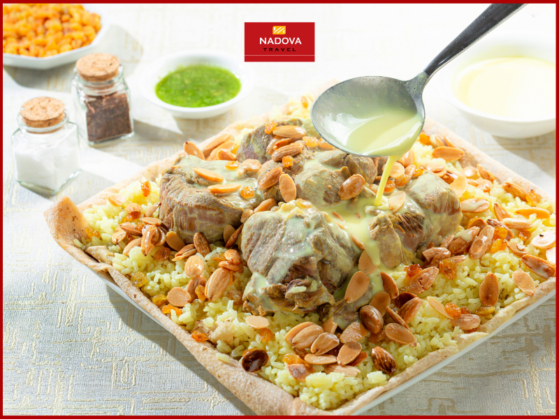 Bạn nên ghé qua các khu chợ truyền thống hoặc các quán ăn nhỏ của người địa phương để thưởng thức hương vị chân thực của ẩm thực Jordan.