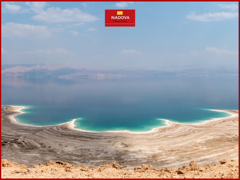 Biển Chết là nơi lý tưởng để ngâm mình và trị liệu do nguồn khoáng chất dồi dào mà không vùng biển nào có được.