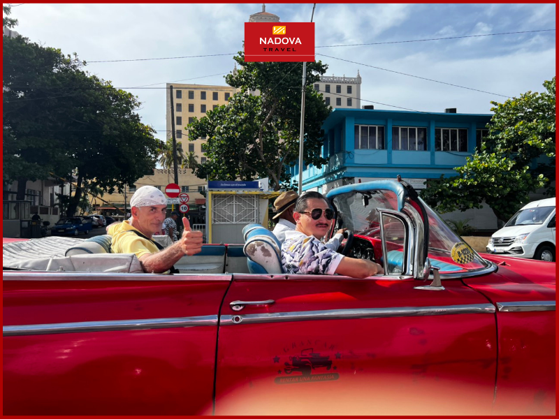 Khách hàng của Nadova đi xe cổ trên những con phố ở thủ đô Havana.