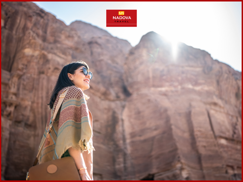 Bạn nên mặc trang phục kín đáo (che vai và đầu gối) để phù hợp với văn hóa địa phương và bảo vệ da khỏi ánh nắng của sa mạc.