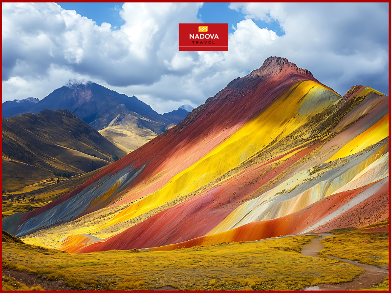 Vinicunca (còn gọi là Rainbow Mountain hay Montaña de Siete Colores) là ngọn núi có nhiều dải màu tự nhiên rực rỡ, một trong những điểm đến tự nhiên nổi tiếng nhất Peru.