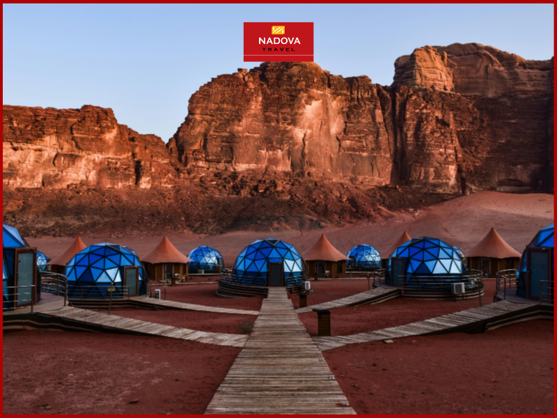 Sa mạc Wadi Rum là lựa chọn lý tưởng cho những ai muốn thử jeep tour, ngủ lều kiểu người Bedouin và ngắm nhìn bầu trời sao giữa thiên nhiên bao la.