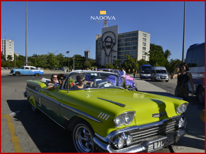 Trải nghiệm đặc biệt: Tour xe cổ mui trần khám phá Havana