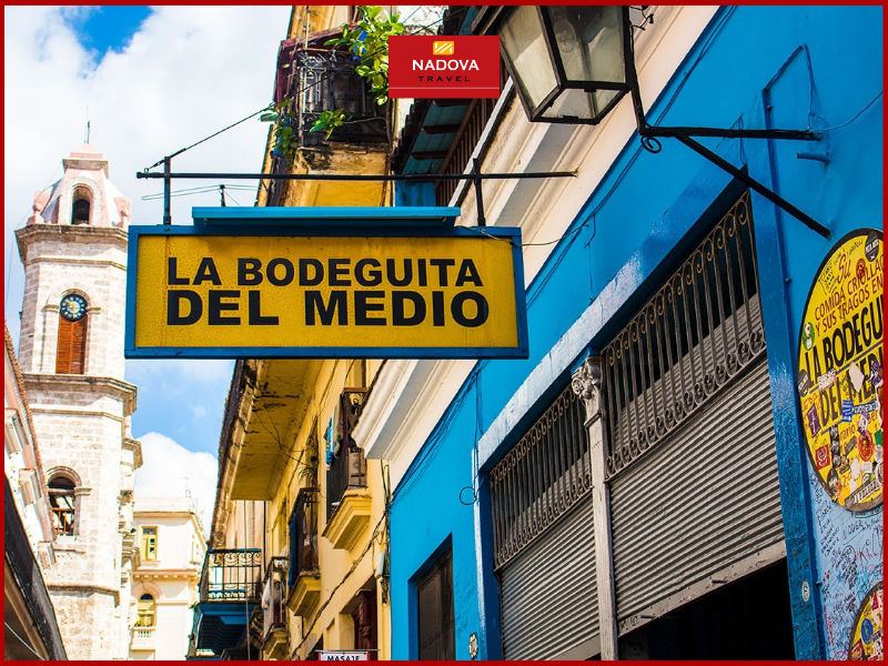 Ghé thăm La Bodeguita del Medio, nơi đại văn hào Ernest Hemingway từng lui tới.