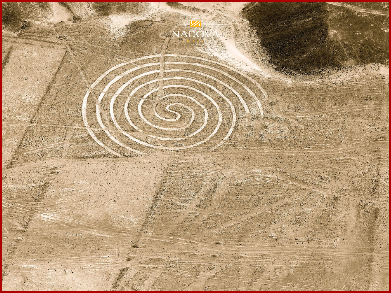 Có 2 cách chính để chiêm ngưỡng trọn vẹn kỳ quan sa mạc: Bay bằng máy bay hoặc quan sát từ đài ngắm cảnh.