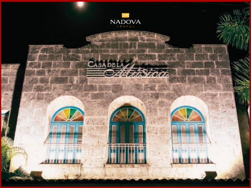 Casa de la Música (Centro Habana hoặc Miramar) là nơi biểu diễn của các ban nhạc Son và Salsa hàng đầu.