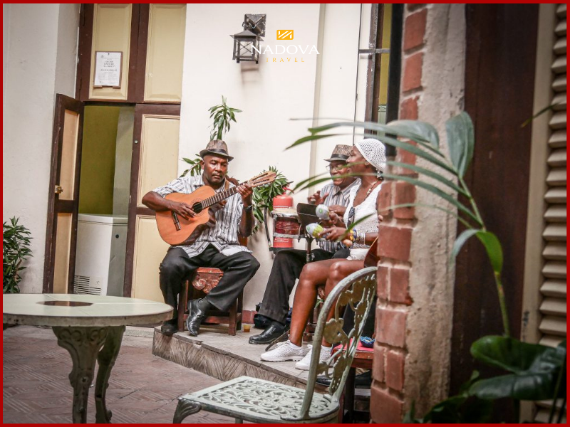 Tại khu Habana Vieja (Havana Cổ), đặc biệt là quanh Plaza Vieja, các ban nhạc chơi Son Cubano ở mọi nhà hàng ngoài trời.