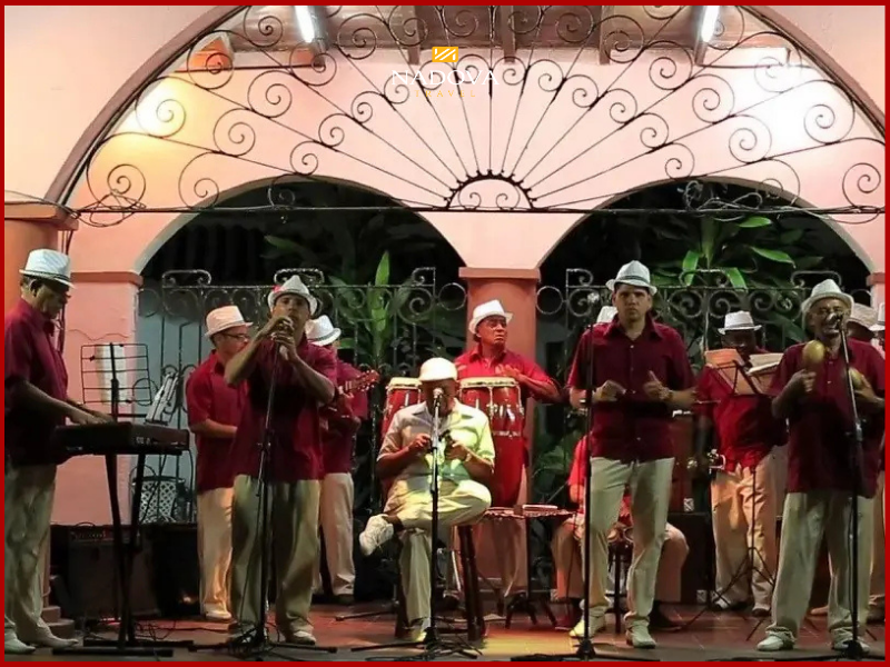 Hãy đi ngay khi những giai điệu này vẫn còn vang lên từ những căn nhà gỗ cũ kỹ, khi những nghệ sĩ già vẫn còn ngồi bên hiên nhà so dây đàn dưới nắng chiều Havana.