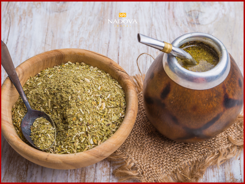 Để thưởng thức Mate đúng điệu khi đi du lịch Argentina, bạn cần làm quen với bộ dụng cụ gồm quả bầu (Gourd) và ống hút Bombilla.