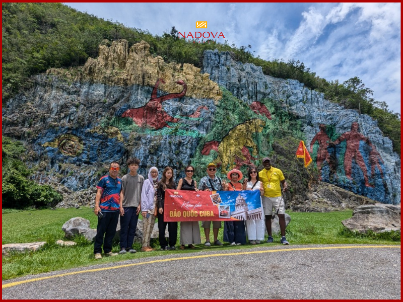 Tháng 11 là thời điểm giao thoa khi mùa bão vừa kết thúc, trời bắt đầu mát mẻ. Tháng 5 là lúc cảnh quan thiên nhiên tại các thung lũng như Viñales trở nên xanh mướt nhất sau những cơn mưa đầu mùa.
