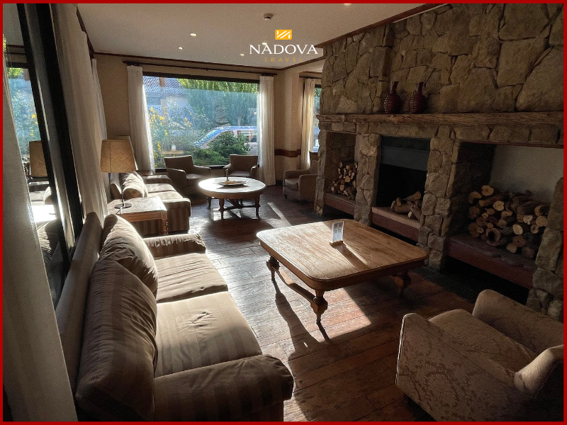 Nhiều lodge ở Patagonia không chỉ bán phòng nghỉ mà bán luôn trải nghiệm view hồ băng, ánh hoàng hôn Patagonia và cảm giác gần như tách khỏi thế giới hiện đại.