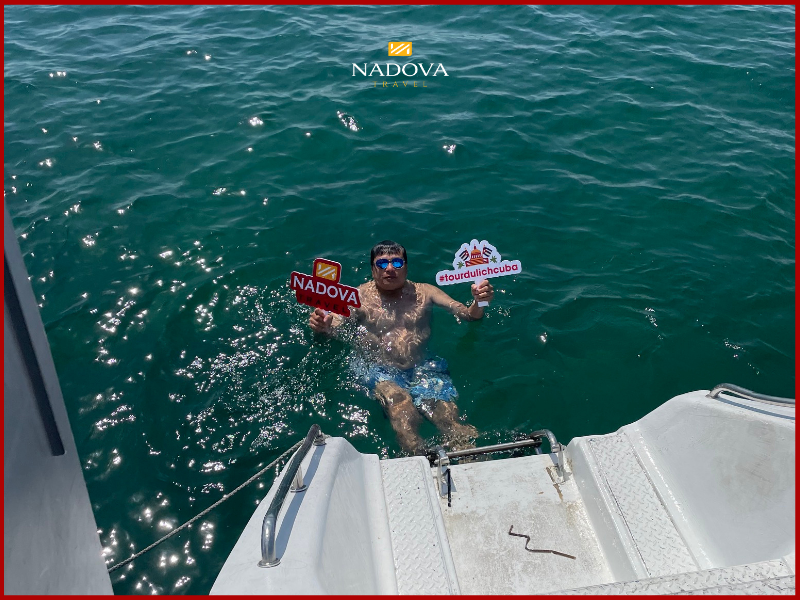 Khách hàng của Nadova Travel tắm biển và thư giãn trong làn nước trong xanh của Varadero.