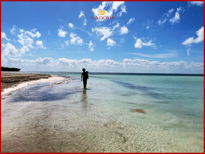 Một trong những trải nghiệm được nhiều khách của Nadova Travel yêu thích là đi bộ dọc bờ biển vào sáng sớm.