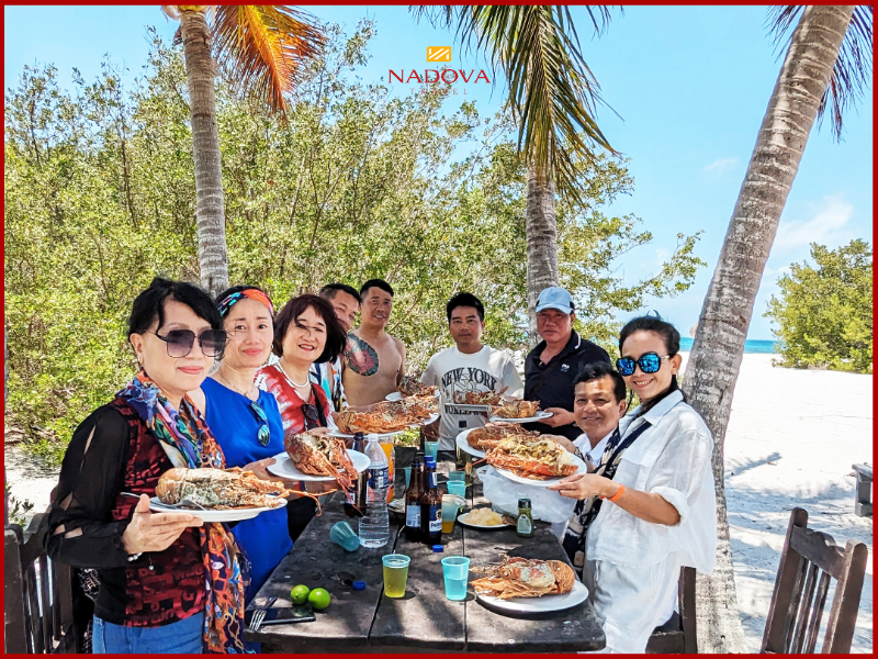 Khách hàng của Nadova Travel thưởng thức hải sản ở bãi biển Varadero
